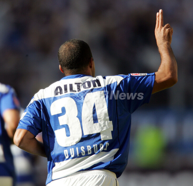 ブレーメン 3得点を奪いデュイスブルクを破る