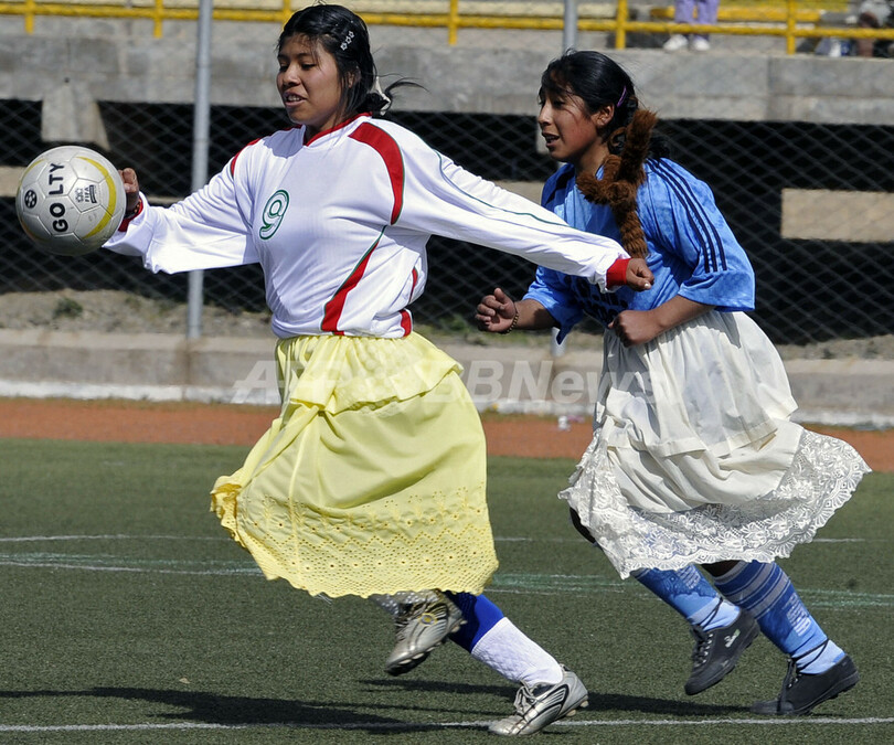 蹴りにくくない？スカート姿でサッカー、ボリビア