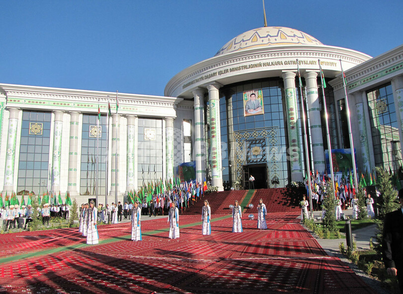 トルクメニスタン、小学1年生全員に中国製PCを無償支給