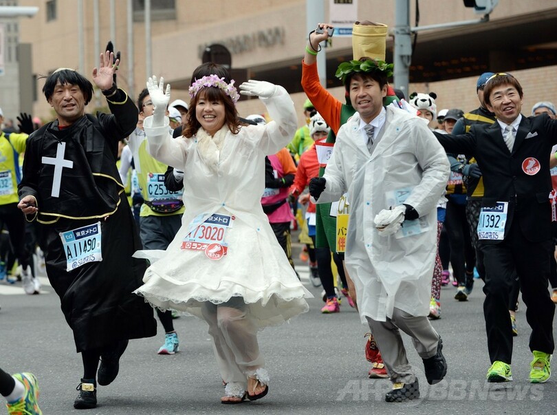 思い思いの姿で駆け抜ける仮装ランナー、東京マラソン