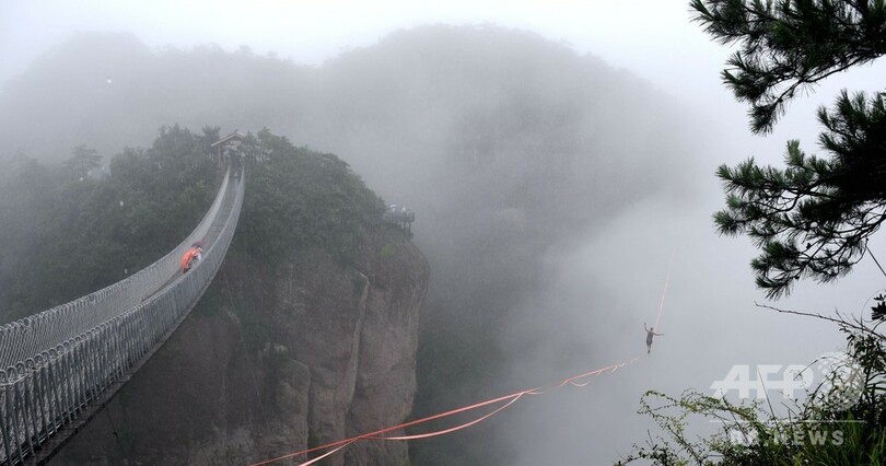 雲海を歩く人は仙人…ではなくスラックライン選手 福建・神仙居