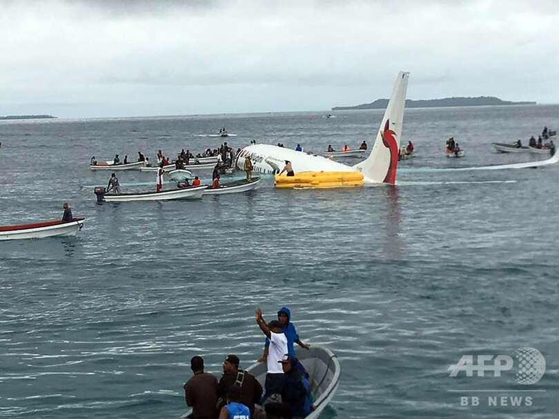 旅客機が滑走路越え海に着水、小舟で地元民がレスキュー ミクロネシア