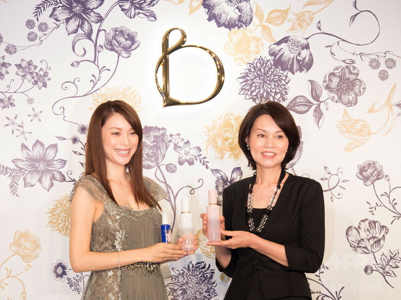 エビちゃん初の母娘共演、資生堂「ベネフィーク」新製品発表会
