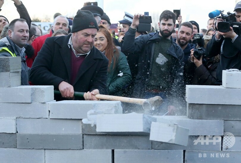 国境に「壁」建設し抗議 EU離脱反対派、英北アイルランドで