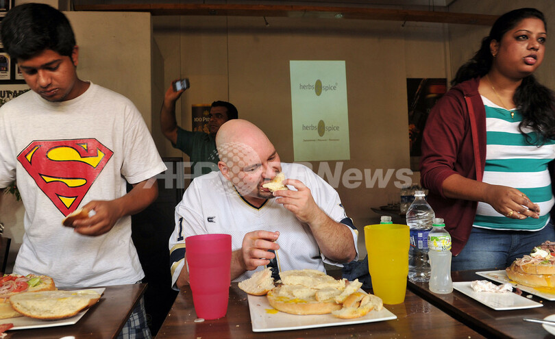インドで大食い大会、米国のブーンさんが優勝