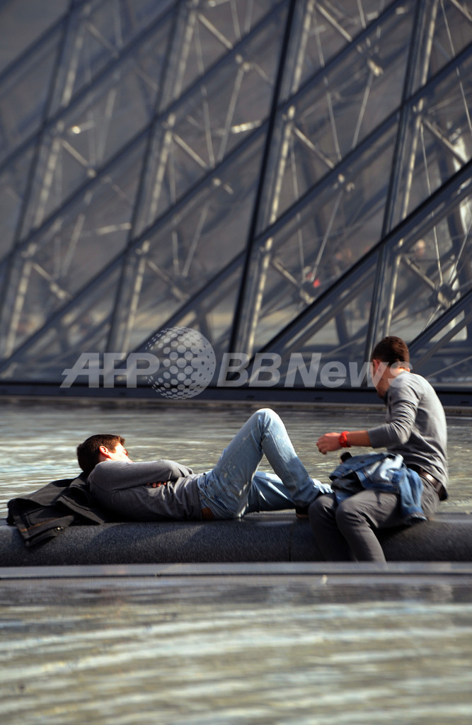 パリに春到来、暖かさを満喫する人々