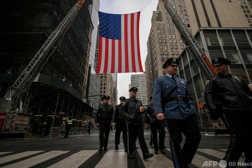 殉職警官に最後の別れ…5番街、紺色に染まる 米NY