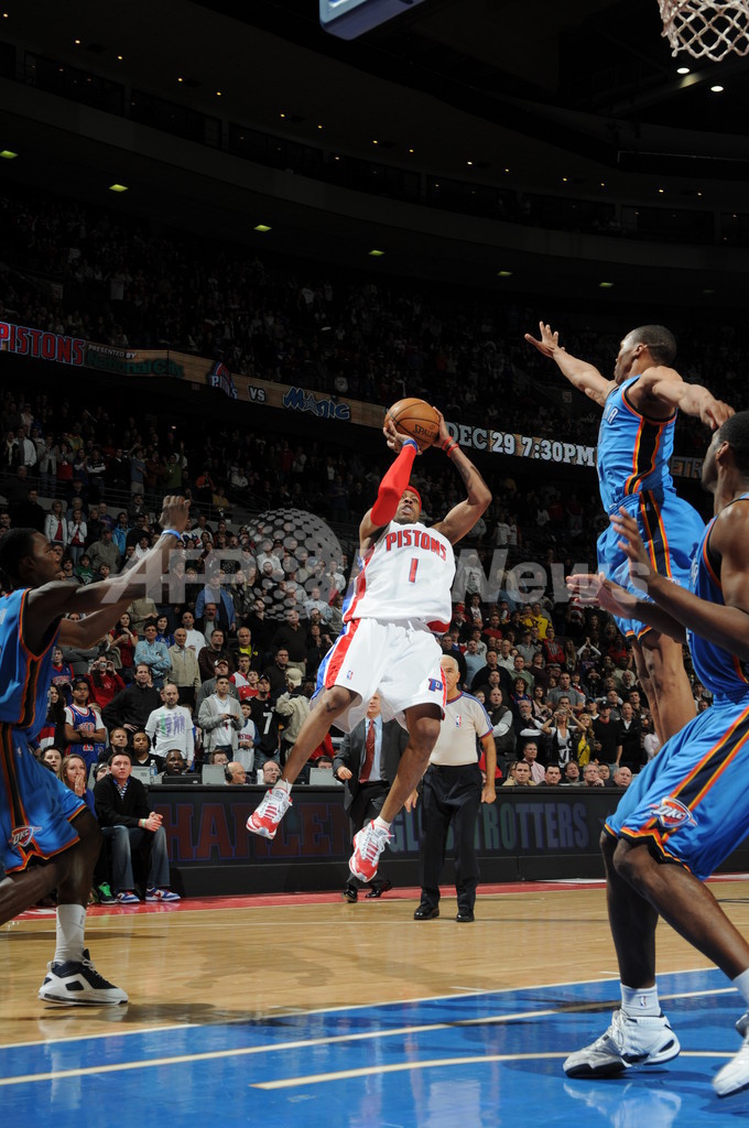 ピストンズ ホームでサンダーに競り勝つ