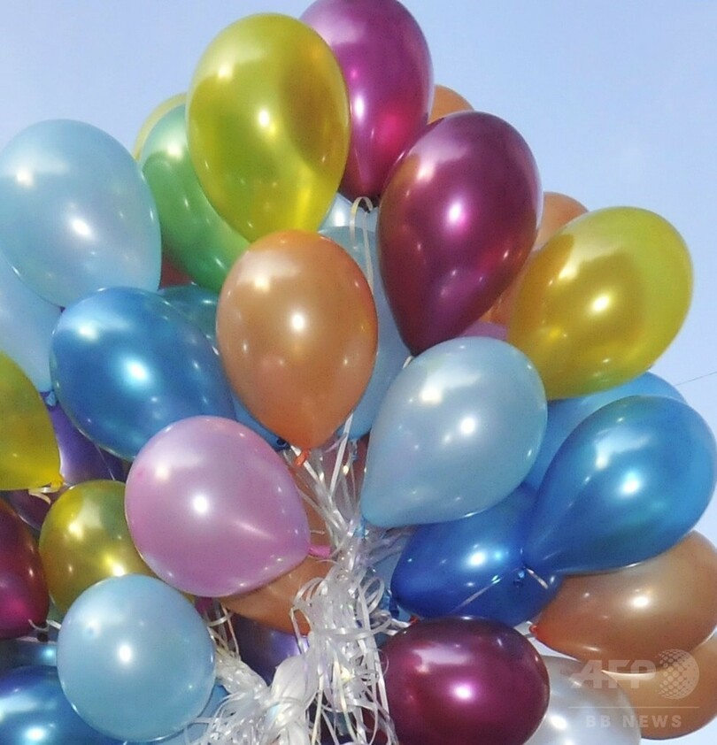 ヘリウム風船110個を付けた椅子で飛行した男に罰金刑、カナダ