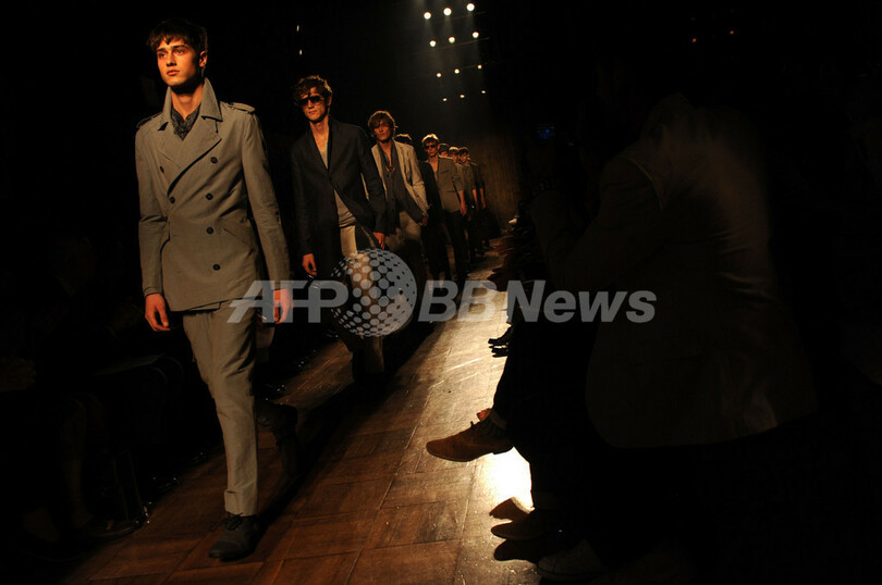 ＜11年春夏ミラノ・メンズコレクション＞ジョン・バルベイトス、新作を発表