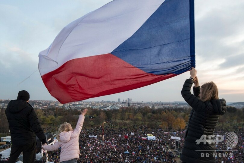 ビロード革命から30年、チェコ首都で25万人がデモ 首相辞任求める