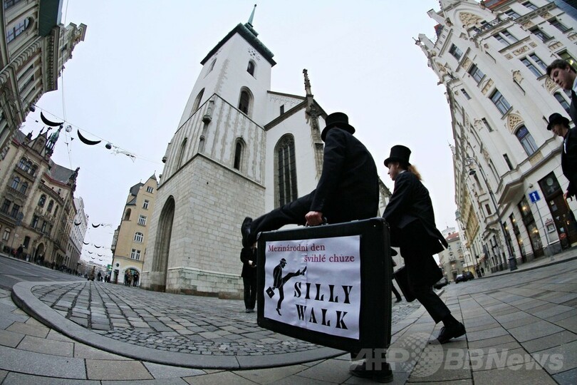 さあ、皆で「バカ歩き」！モンティ・パイソンのファン100人集結