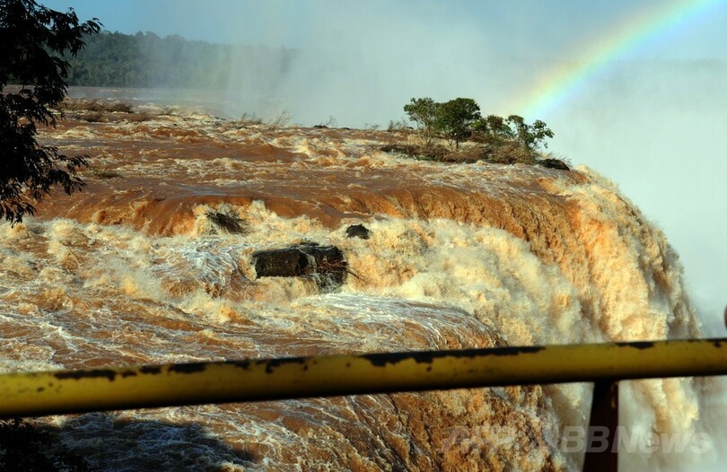 濁流にかかる虹、ブラジル・イグアスの滝