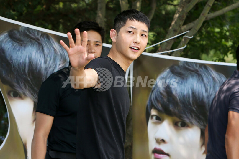 ソン・ジュンギ入隊、終始笑顔