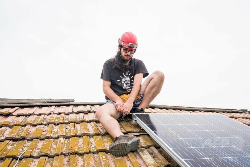 ルーマニアに明かりを、太陽光パネルで貧困家庭を暗闇から救う
