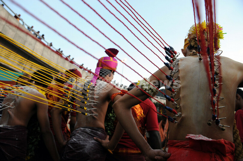 ヒンズー教の大祭タイプーサム、鉄串刺して苦行の行進