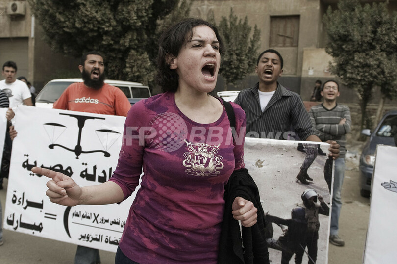 「処女検査」強要したと訴えられた軍医に無罪判決、エジプト