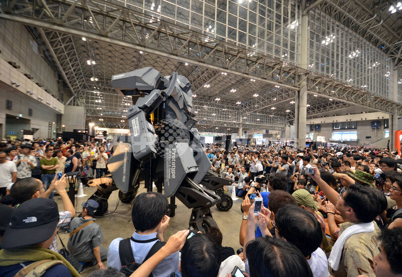 乗り込んで操縦可能、巨大ロボ「クラタス」が登場 ワンダーフェスティバル