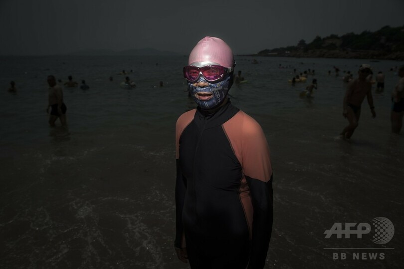もうおなじみ？青島ビーチの覆面女性たち 中国