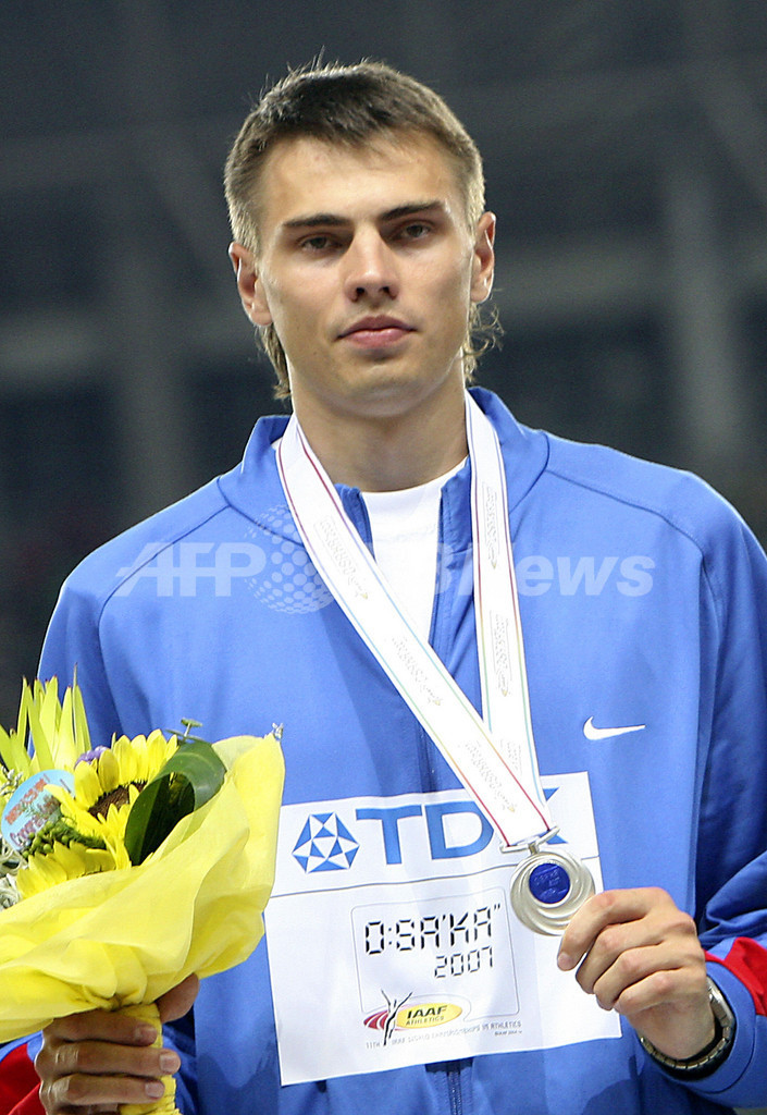 男子走り高跳びのメダル授与式が行われる