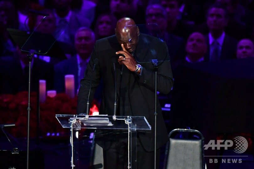 マイケル・ジョーダン氏が涙のスピーチ、「弟」コービー氏の追悼式で