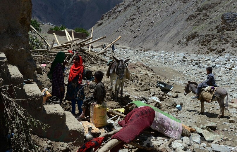 山岳地で救援を待つ鉄砲水の被災者たち、アフガニスタン