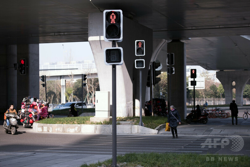 どこを見れば良い？交差点一つに信号が37本　中国・成都