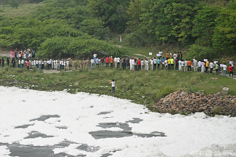 泡で覆われた「神聖な川」 印で清掃活動、世界環境デー