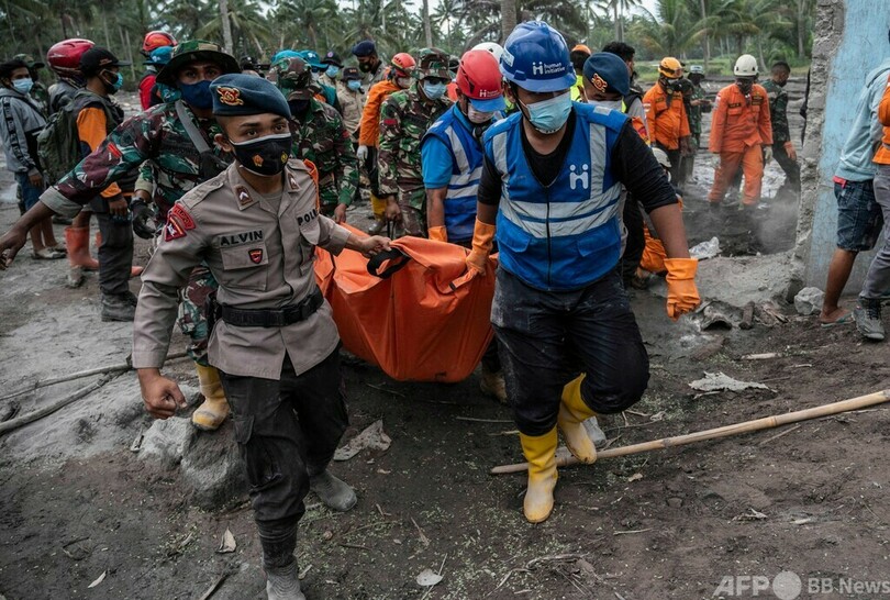 インドネシア火山噴火、死者22人に 再噴火で捜索難航