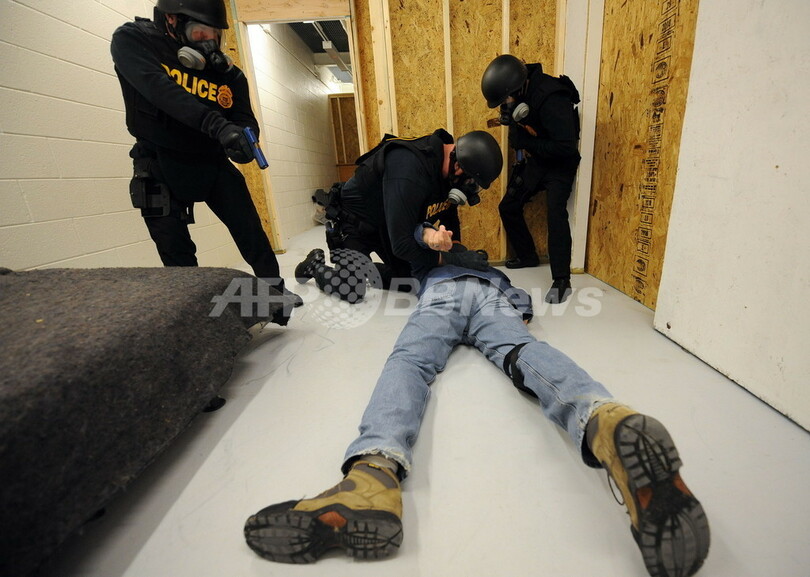 誤って5日間独房に放置、尿を飲んで生きながらえる 米サンディエゴ