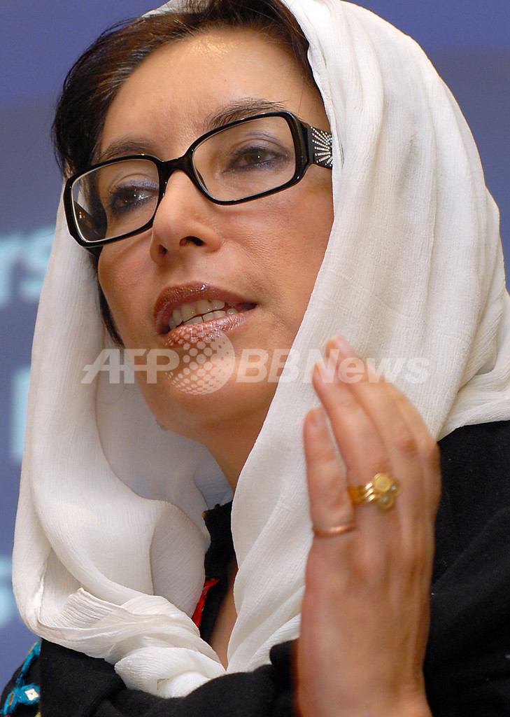 パキスタン政府、ブット元首相に恩赦