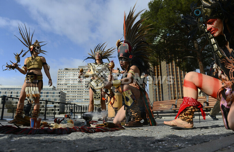 マヤ暦の「新たな時代」祝う人々、マドリード