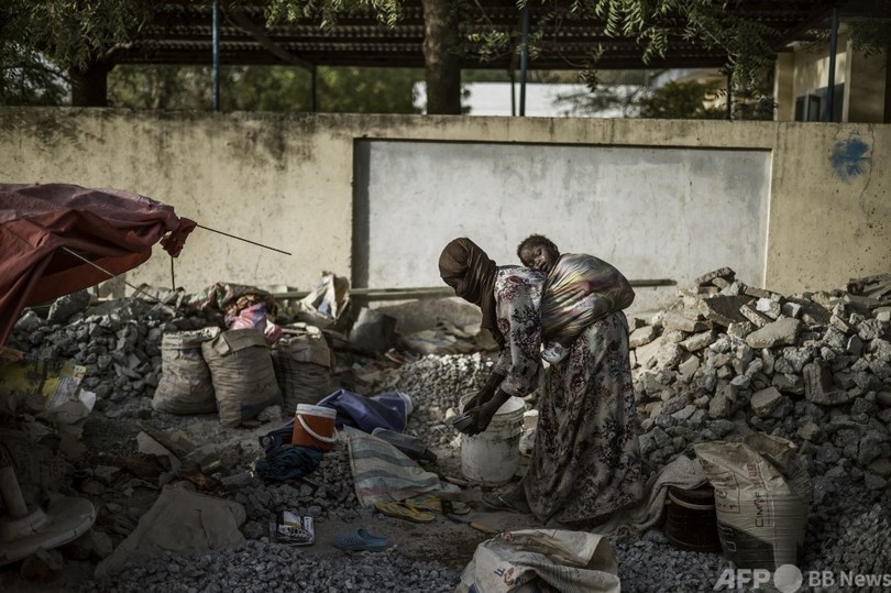 高温と粉じん マスク無しで建設廃材を砕く女性たち チャド