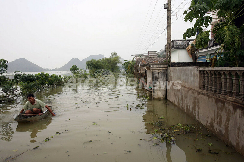 ベトナム中部洪水で13人死亡