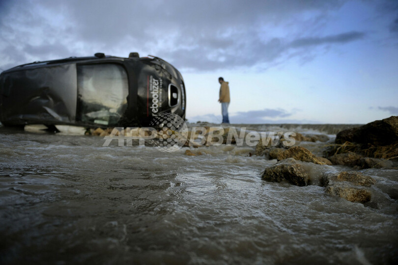 スペイン南西部、豪雨・豪雪で農場や道路が冠水
