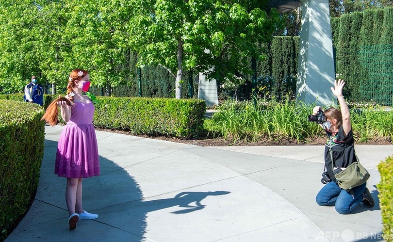 米加州ディズニーランドが再開、ミッキーとのハグはなし