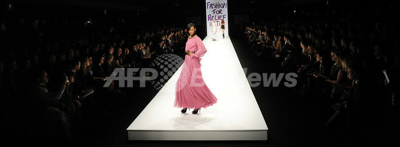 ロンドンでハイチ支援イベント、ナオミ＆ケイトが「マックィーン」ドレスで登場