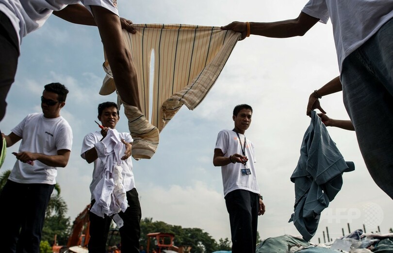 偽造バッグや海賊版DVDを一斉廃棄、フィリピン警察