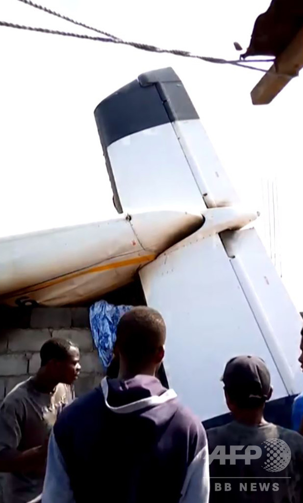 小型旅客機が住宅地に墜落、 29人死亡 コンゴ