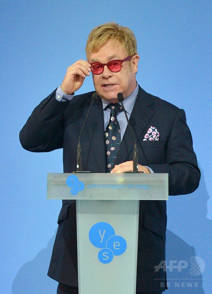 プーチン氏がエルトン･ジョンに電話？実はコメディアンのいたずら