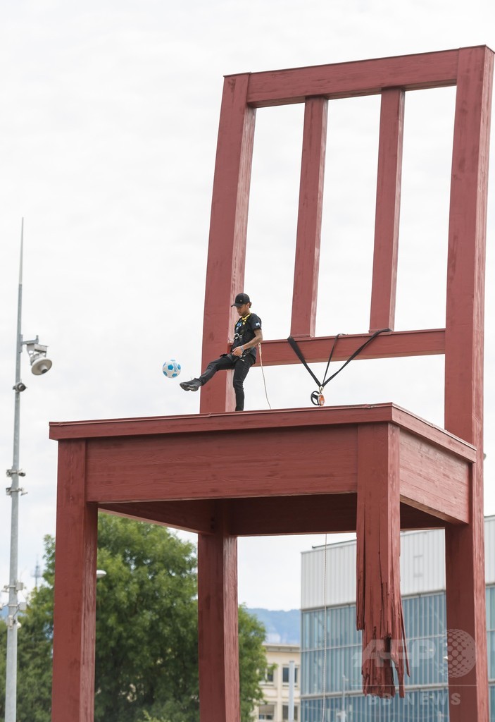 ネイマールが「壊れた椅子」からキックオフ、国際NGOの大使に