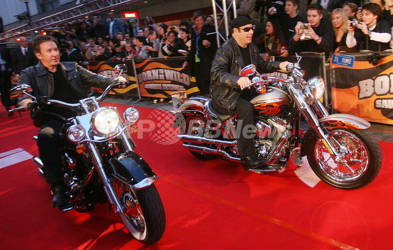 映画「Wild Hogs」のプレミアに出演俳優らがバイクで登場 - ドイツ