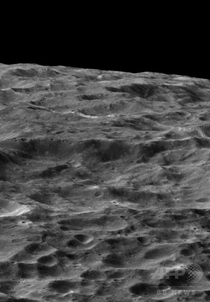 土星の衛星ディオネ、フライバイでカッシーニ撮影