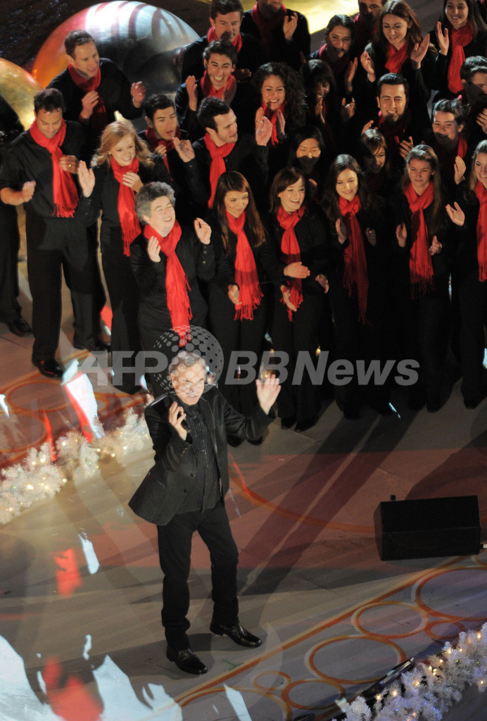 米NY、ロックフェラーセンターのクリスマスツリーが点灯