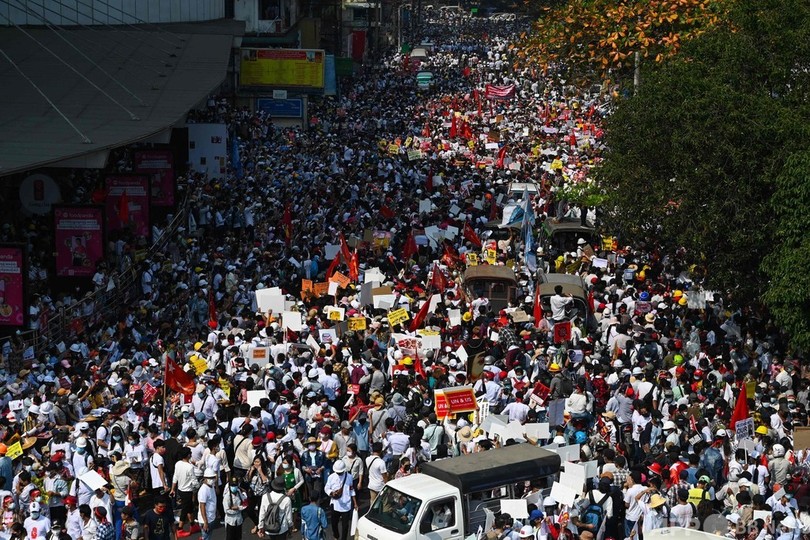 デモ参加すれば「命落とす」 国軍警告も再び大規模抗議 ミャンマー