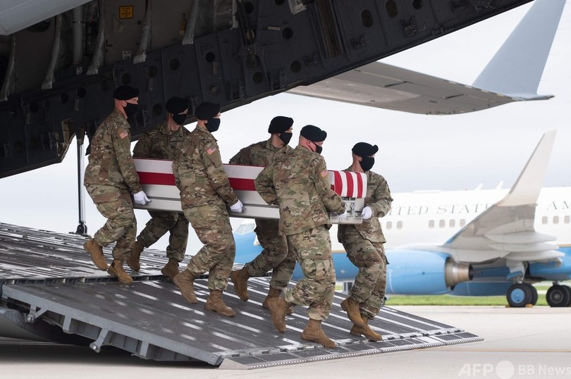 バイデン氏、米兵13人の遺体出迎え アフガン爆弾攻撃で死亡