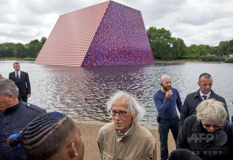 巨大なドラム缶アート、そのメッセージは…？ ロンドン