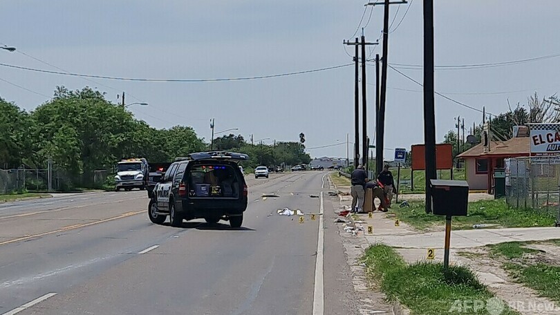 米移民支援施設前のバス停に車突入、7人死亡 意図的か