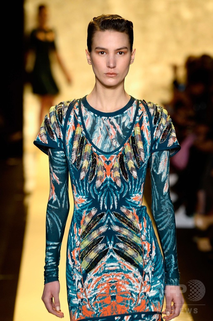 タイトなシルエットとシークインでフェミニンに、「エルベ・レジェ バイ マックスアズリア」15/16年秋冬