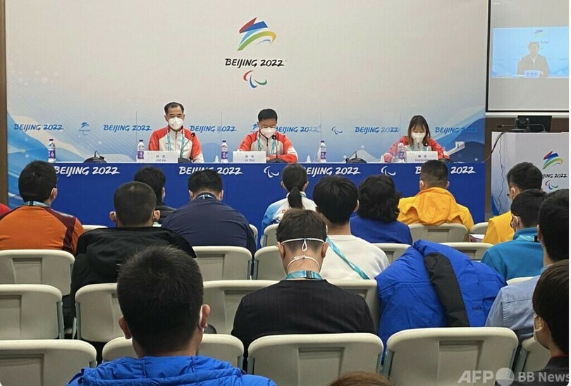 障がい者ランナーがパワードスーツ姿で聖火リレーに登場 北京冬季パラ